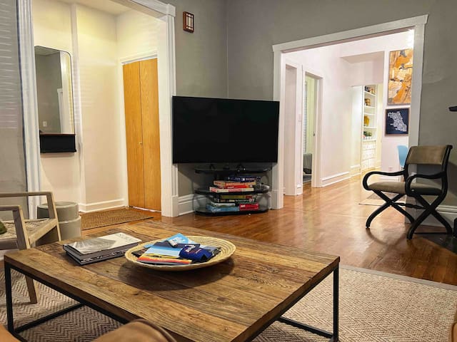 7B 3BA Private Unit in Lincoln Park near Wrigley gallery image 4