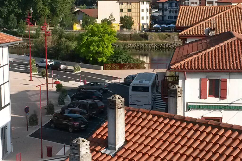 Du balcon de la chambre à coucher on peut contempler la Bidassoa