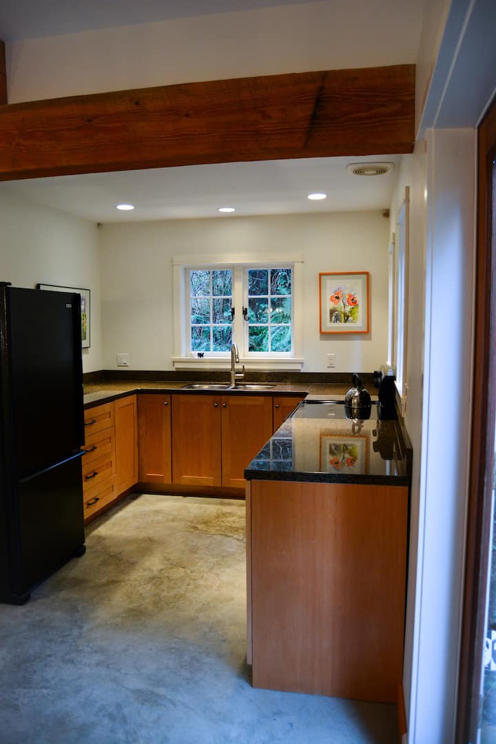 Perrywinkle Cottage on Bliss Farm, Quadra Island Cottages for Rent in