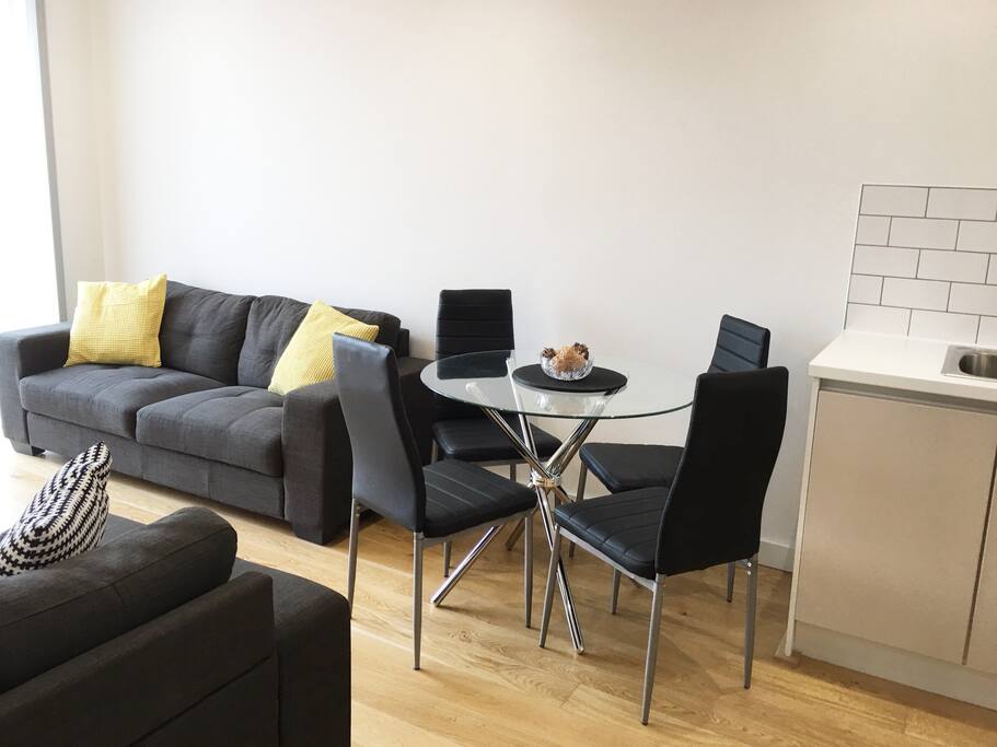 For your comfort a common area for cooking, relaxing and dining.