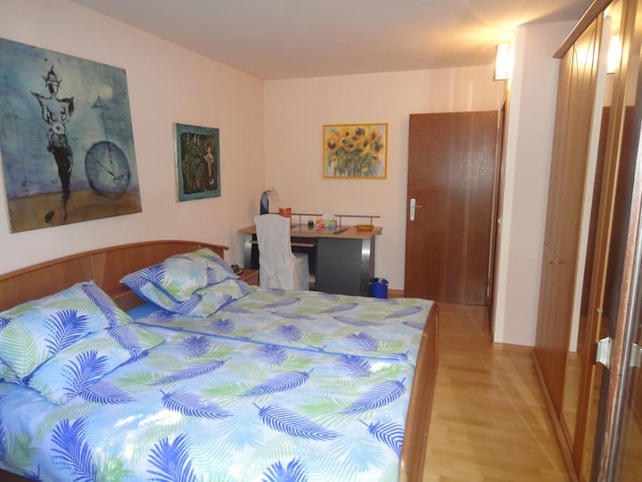 Спална соба бр. Голем кревет со два одделни душека, со огромна  гардероба