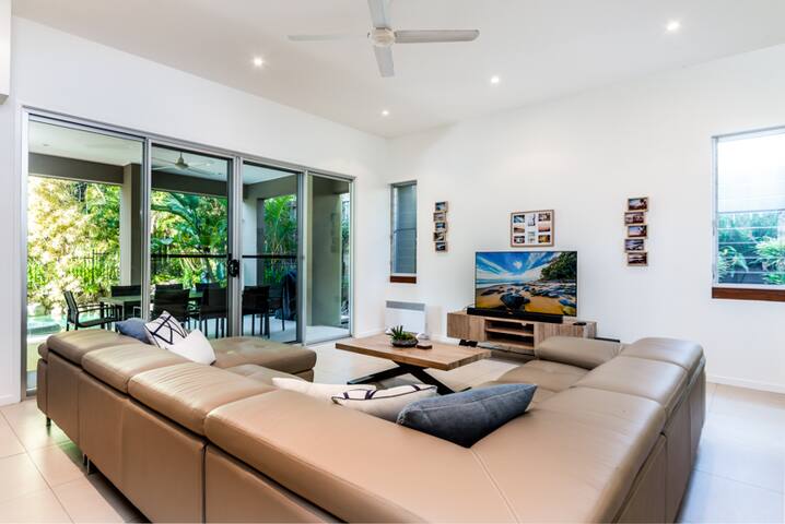 Luxury Family Home, Sunset Views – Heated Pool gallery image 2