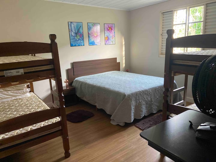 1 سرير بحجم كوين وسريرين بطابقين