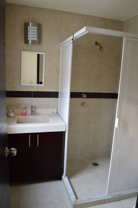 Baño completo: W.C. + Regadera. Exclusivo de la habitación.