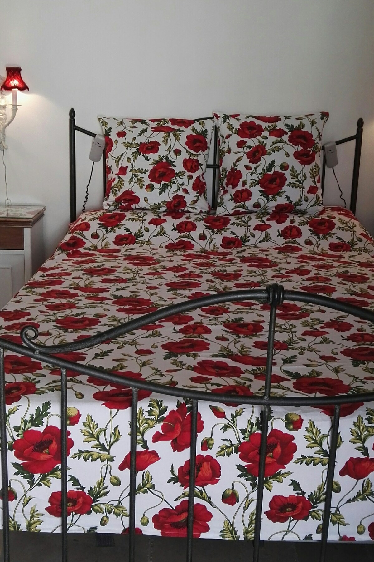 第二间卧室配有双人床，露台上有独立的建筑。 这间卧室配有空调。