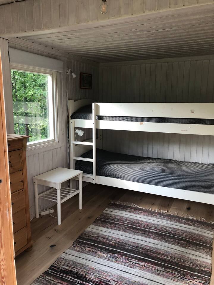 Gäststuga med våningssäng.