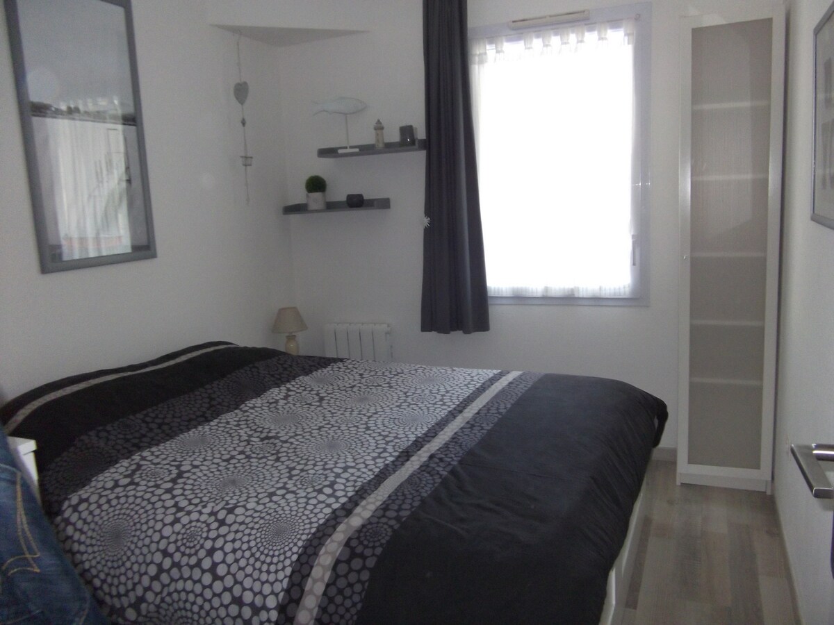 חדר שינה עם מיטה בגודל 140 ס"מ על רצפת פרקט