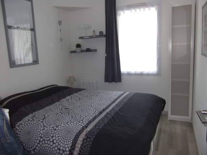 Habitación con cama de 140 cm de parquet