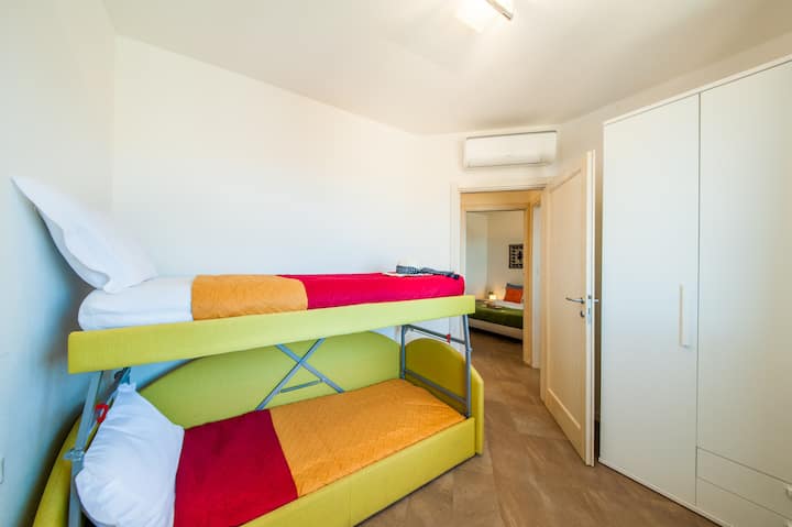 Კამერა 2 persone con aria condizionata ed un grande armadio/ ოთახი 2 ადამიანისთვის კონდიციონერითა და დიდი გარდერობით