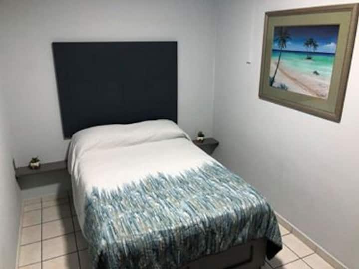 2号房配有双人床