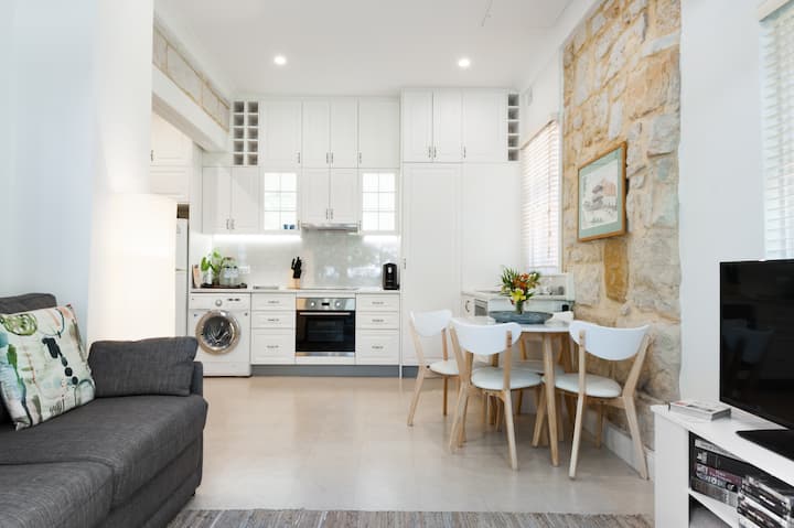 Intimate & Secluded Historic Sandstone Apartment in Village