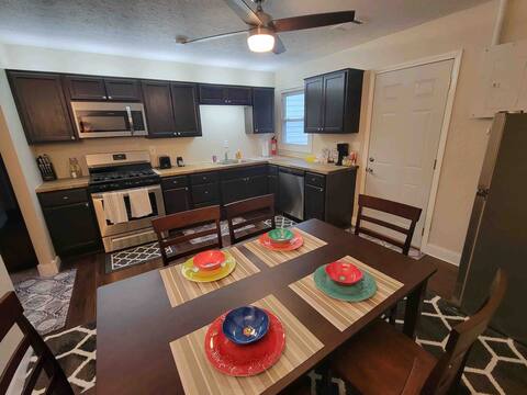 Cheerful Home w/Private Backyard - Corner Hangout