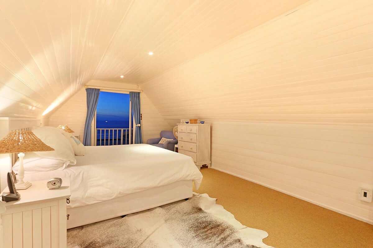 Dormitorio principal con maravillosas vistas al mar y a las montañas. Cama de 180 cm. Aire acondicionado