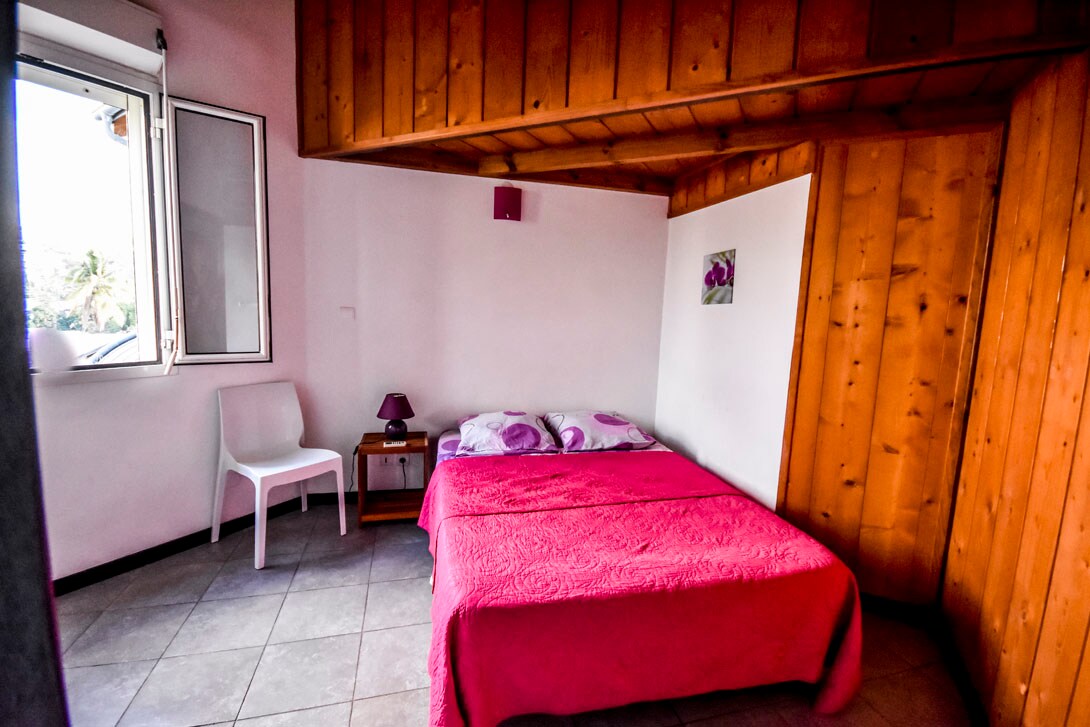 Chumba cha kulala cha "fushia" kilicho na kitanda cha watu wawili na mwonekano mzuri wa mlima