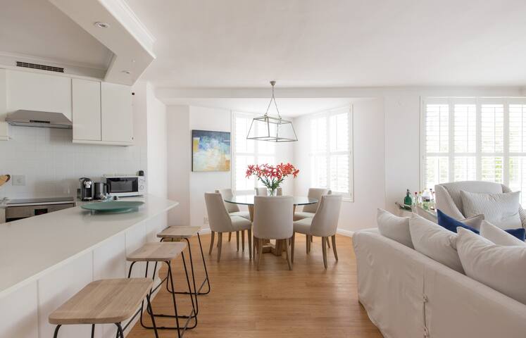 Luxury 3-Bed Apt in Water Club Marina gallery image 3