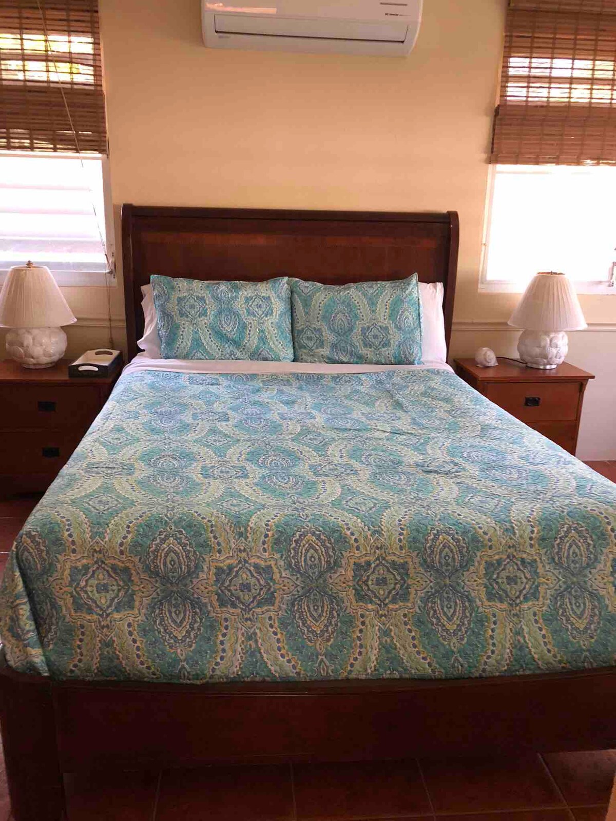 ห้องนอนใหญ่มีเตียงขนาดควีนไซส์และฟูกขนาดใหญ่ เหมาะสำหรับครอบครัวที่มีลูกเล็ก  นอกจากนี้เรายังมีเตียงนอนเด็ก 2 ชุดและเก้าอี้สูงให้บริการผู้เข้าพัก (เครื่องปรับอากาศและพัดลมเพดานในห้องนี้)