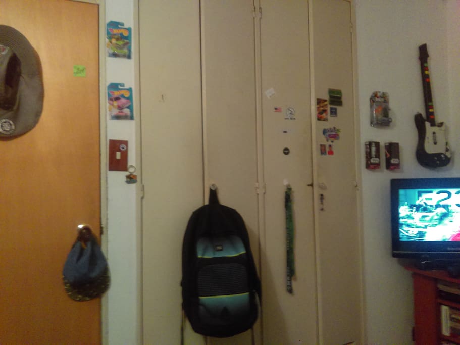 2 closet dentro de la habitación para poder mantener en orden sus pertenencias.