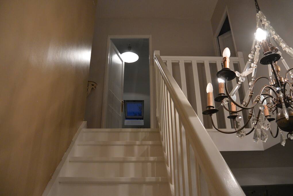 L'escalier, donnant à la chambre.