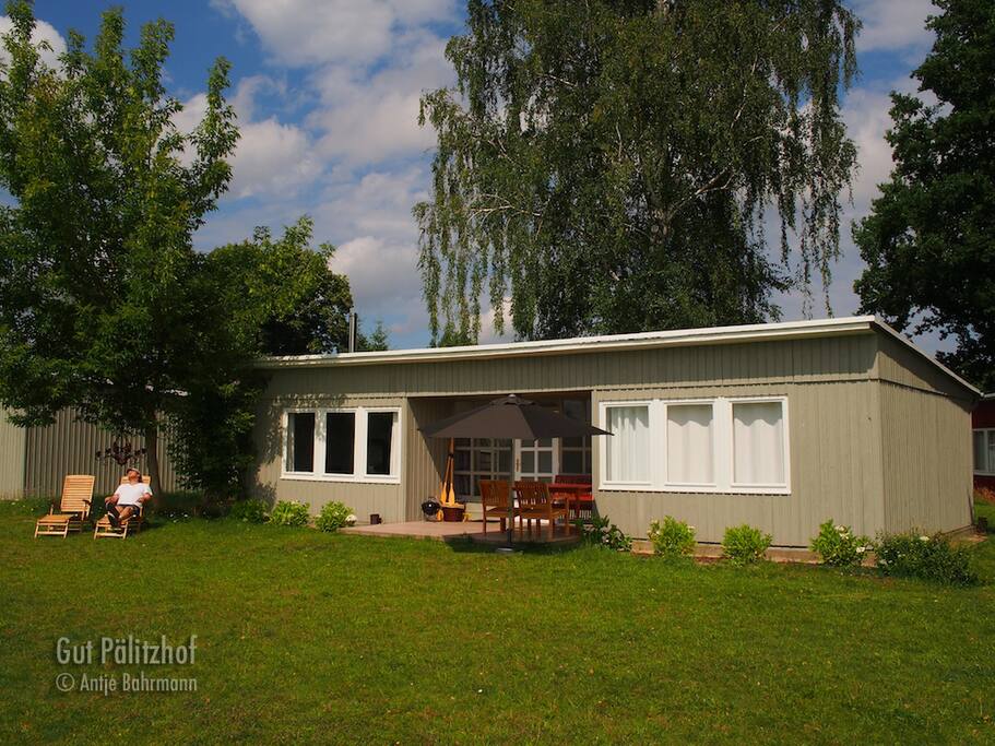 Unser schönes Frerienhaus mit einer großen Wiese.