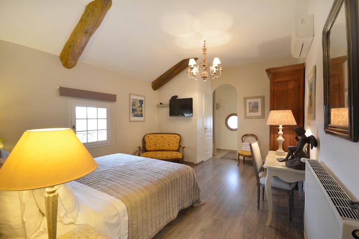 chambre  provence
king size bed 
bed room