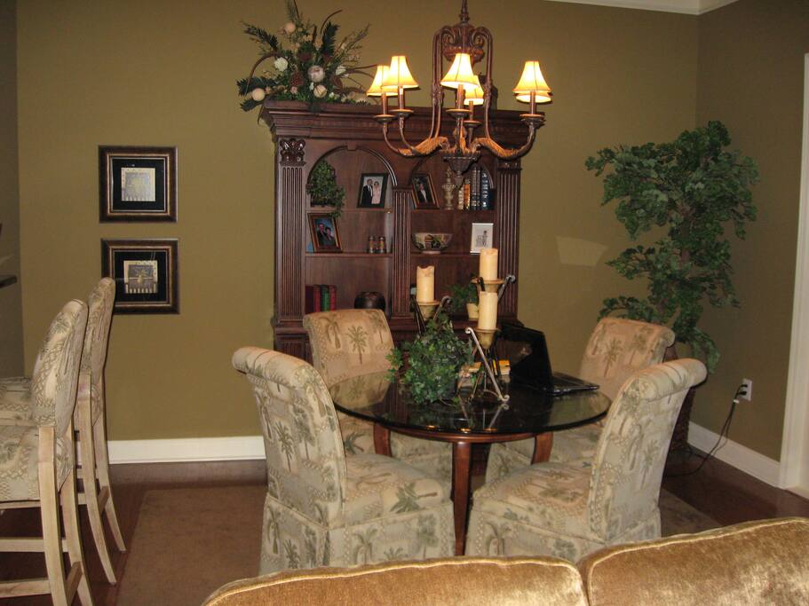 Main level dining