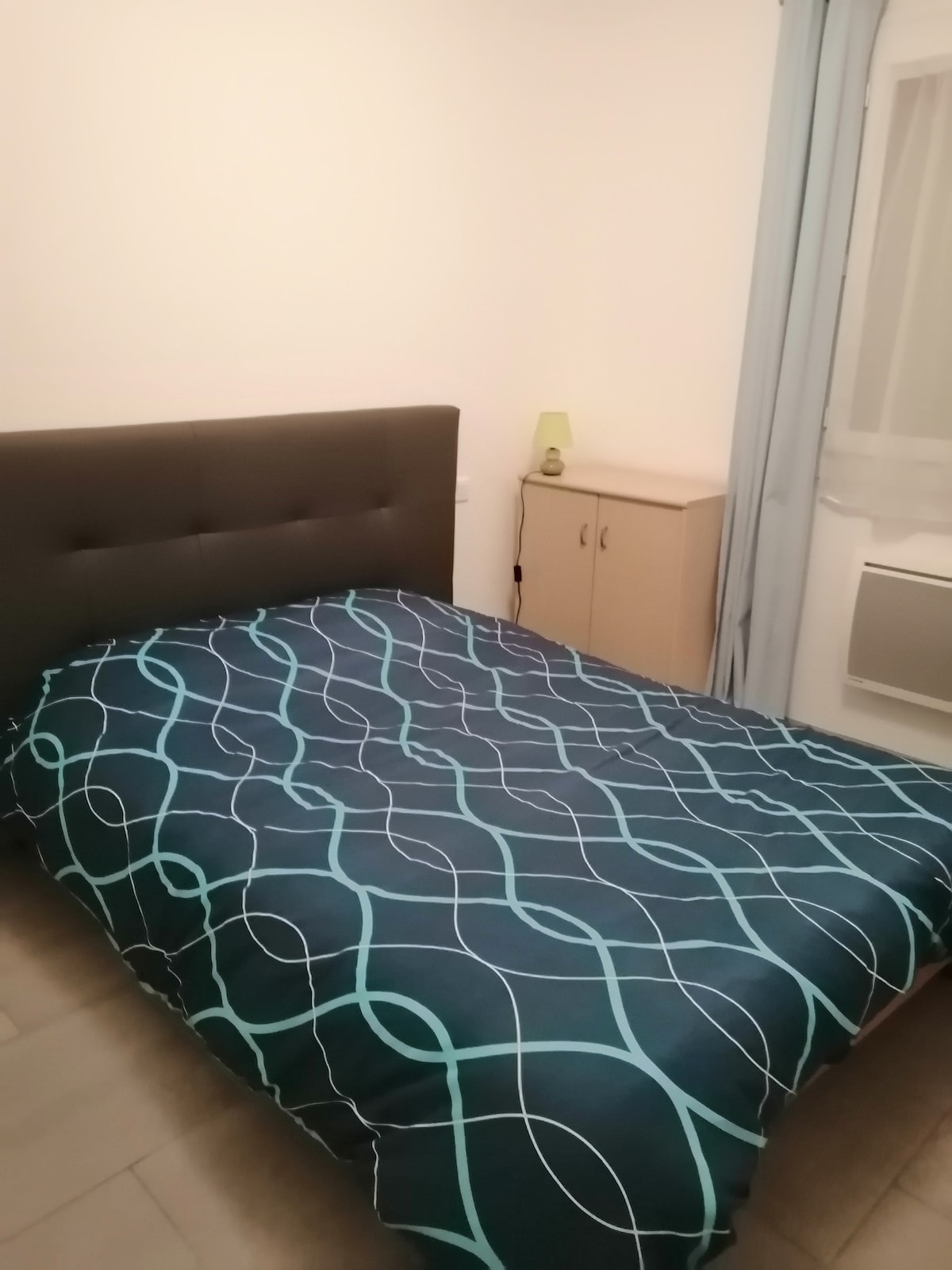 Krevet 2 mjesta. Posteljina i poplun su osigurani. 