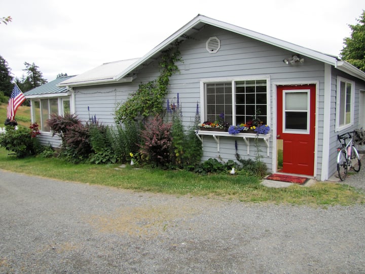 Peaceful Cottage on 15 acre Farm Guesthouses for Rent in Friday