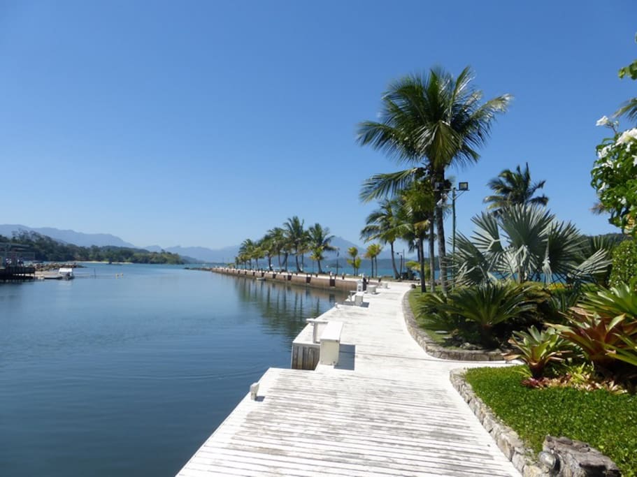 Marina exclusiva do condomínio da casa - possibilidade de parar lanchas ao custo de R$5,00 por pé ,a diária .
Exclusive marina resort