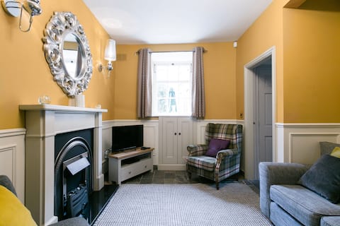 Top Airbnb: Whistler House - 18th-Century Stone Cottage in Central York in Clifton Without