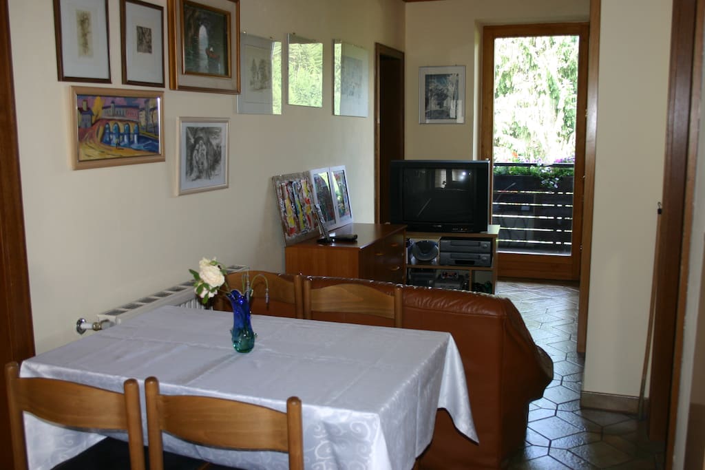Aufenthaltsraum mit TV und Eßtisch