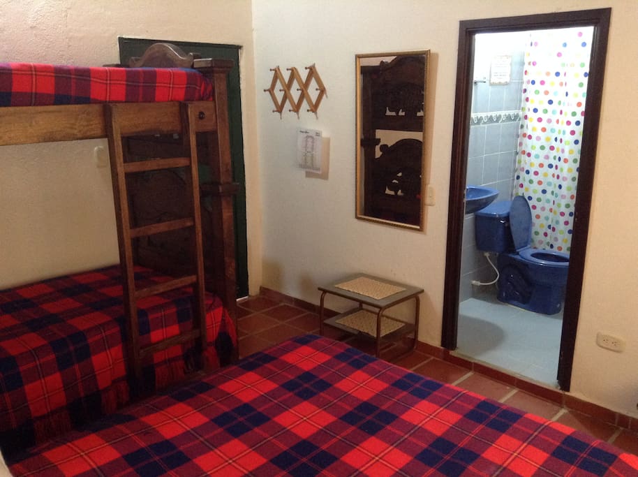 Habitación con cama doble , camarote y baño privado