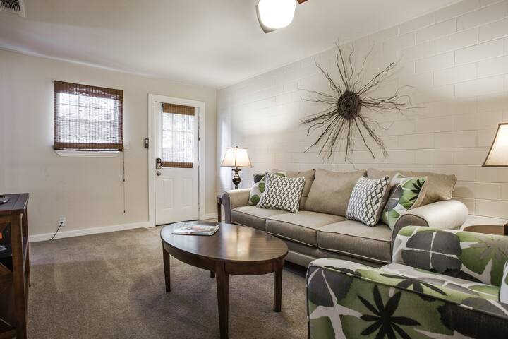 The pool house – Minutes from W7th/TCU/Stockyards gallery image 5