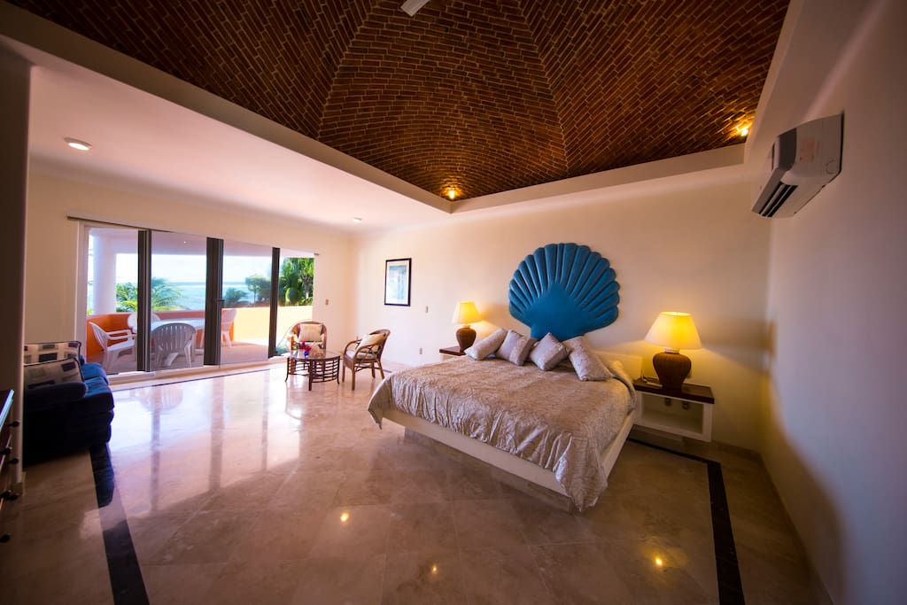 Spacious
Master bedroom with balcony and breathtaking Caribbean Sea view