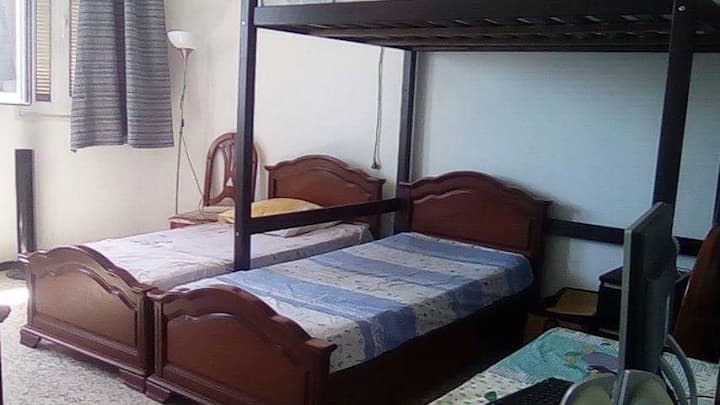 dormitorio2 1 altillo+ 2 camas individuales+aire acondicionado+ventilador de techo+armario+escritorio