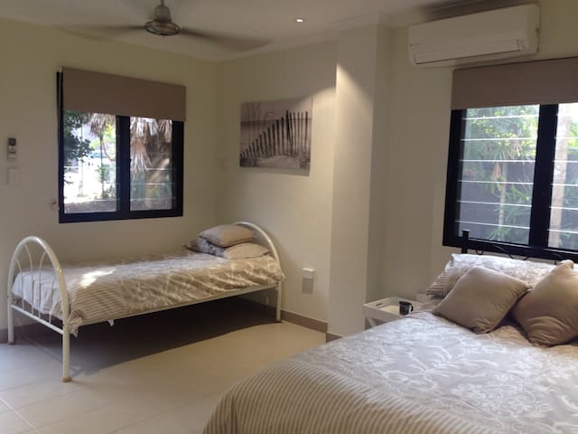 Beachside suburb studio with private pool