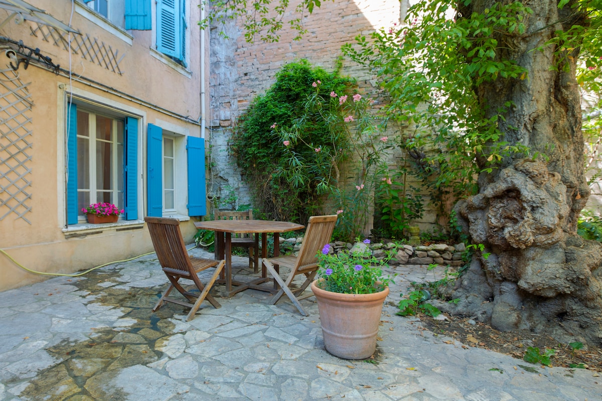 Popular Airbnb listing: studio in the heart of the city in Avignon