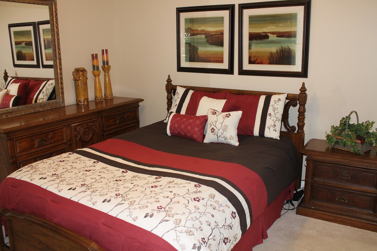 Slaapkamer met queensize bed