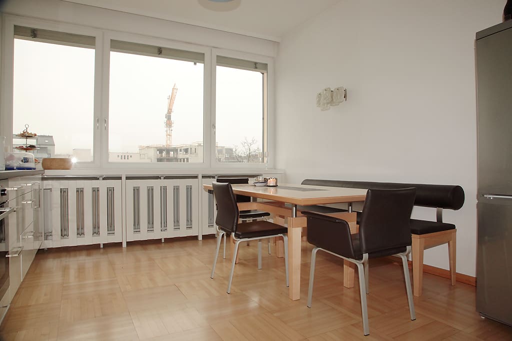 gemütliche Lederbank und Nachmittagssonne