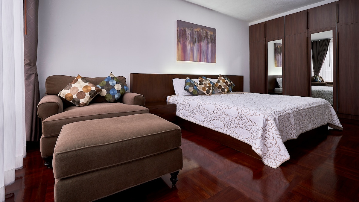 Dormitorio 3, con tumbona y armarios.