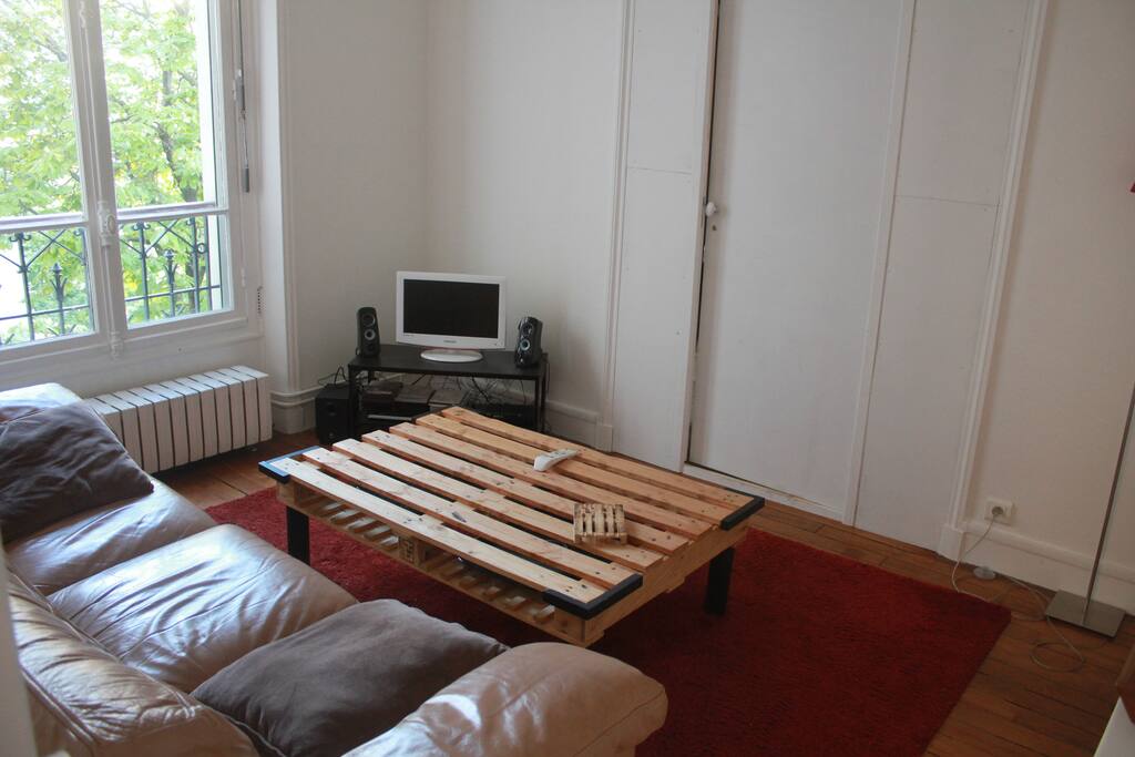 ... The living room in daylight!