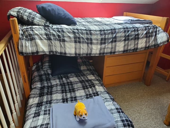 חדר שינה בלופט עם 4 מיטות נפרדות, טלוויזיה בכבלים ומזגן