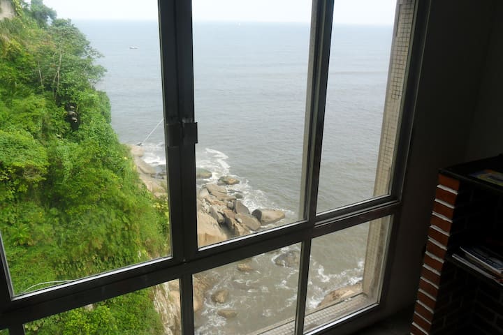 Ilha Porchat, vista e som do mar com garagem!