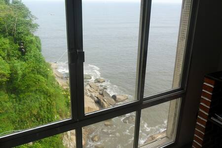 Ilha Porchat. Vista e som do mar com garagem.