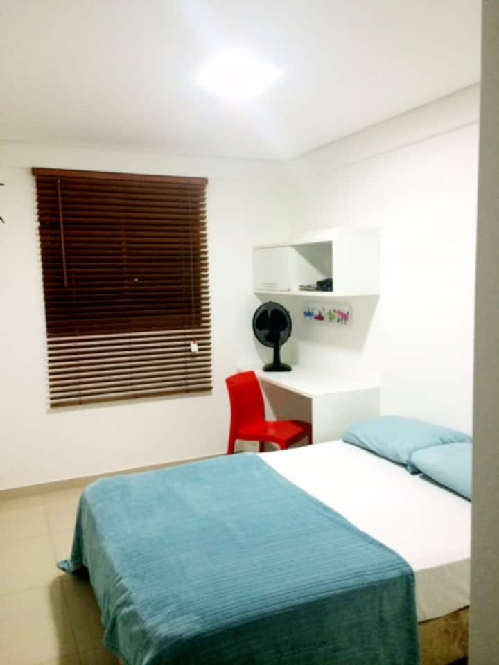 Ოთახი ორადგილიანი საწოლით, სამუშაო მაგიდით, კარადათი და კონდიციონერით 