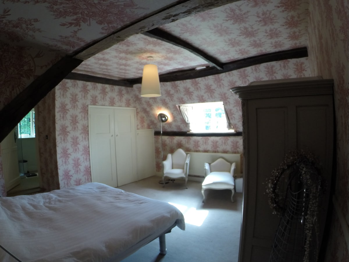 Главна спална соба (брачен кревет (широк 180-220 см)