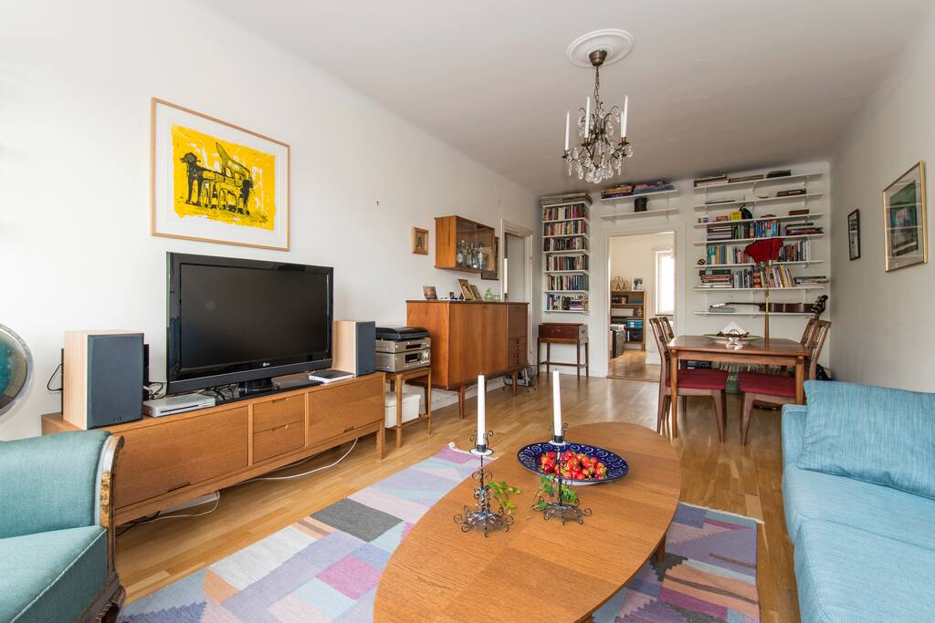 Rymligt vardagsrum med HDTV