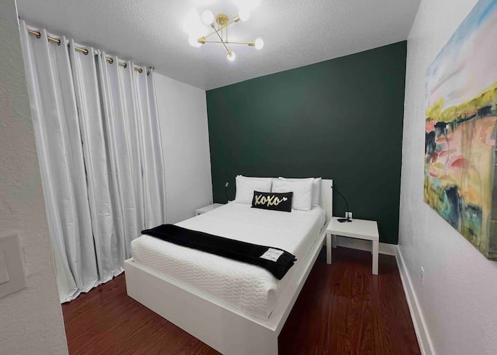 Spálňa 3 s manželskou posteľou Queen, matracom a modernými vankúšmi najjemnejšej kvality s bavlnenou posteľnou bielizňou. Široké sklenené zrkadlá a vynikajúce osvetlenie navyše pre jeho široké okná.
