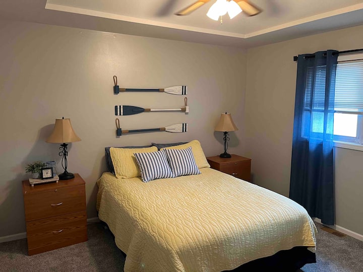 Dormitorio de invitados con cama tamaño queen con vistas al lago.