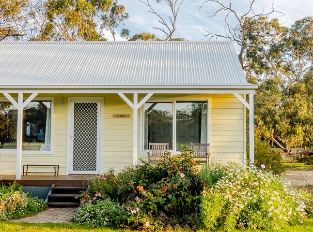 Farm Stay Daisy Cottage (sleeps 6)