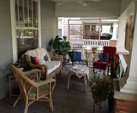 Bright and Cozy in Historic Dover